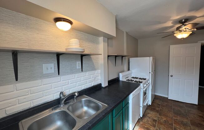 2 beds, 1 bath, $1,000, Unit A423-1