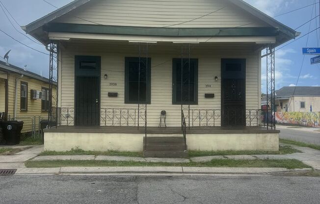 3 beds, 1 bath, 1,106 sqft, $1,100