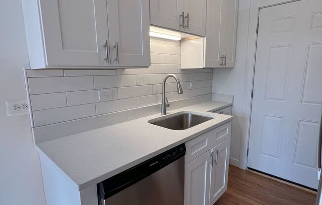 Studio, 1 bath, $1,600, Unit 4403 N. Hamilton - 3E