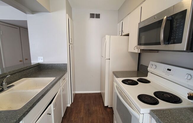 1 bed, 1 bath, 685 sqft, $800, Unit Unit 18