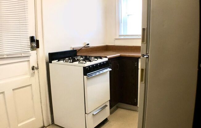 1 bed, 1 bath, $850, Unit D