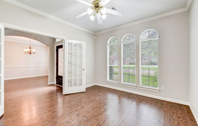 Beautiful 4 bedroom 2.5 bathroom with massive backyard