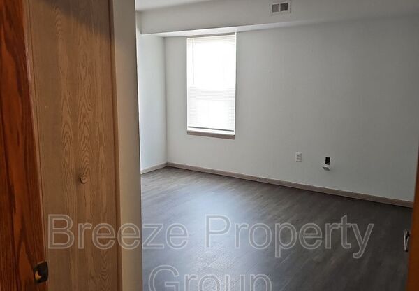 2 beds, 1 bath, 855 sqft, $975