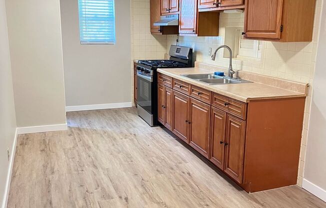 Charming 2 bedroom home, garage parking!