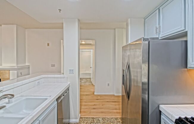 Bright & Airy, Recently Updated 3rd Floor Apartment in the Catalina Building Across from Central Park, Restaurants, Shops & Heart of Playa Vista