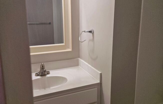 1 bed, 1 bath, 700 sqft, $925, Unit 1018 E Barton St Apt 1018-C