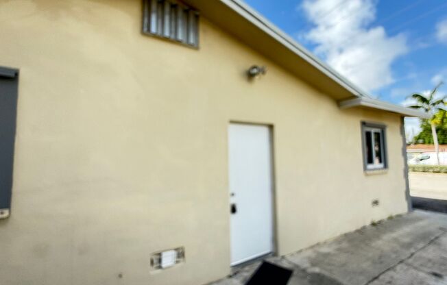 2 bedroom, 2 bath Single Family house in Fort Lauderdale close to the BEACH!