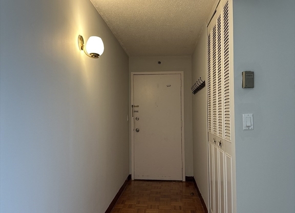 2 beds, 1 bath, 940 sqft, $2,400, Unit 8C