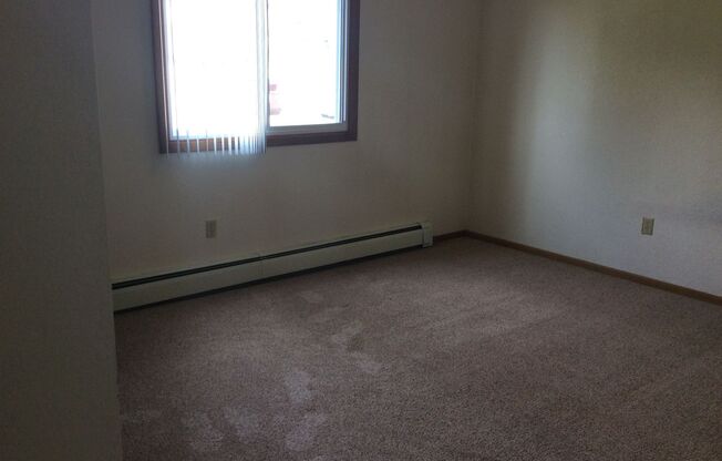 3 beds, 1 bath, 1,220 sqft, $995, Unit 115