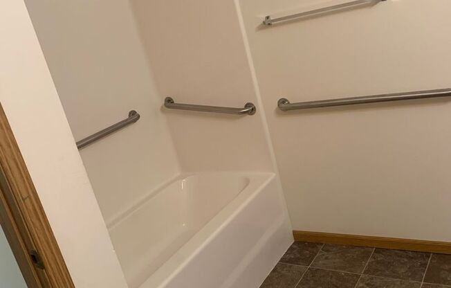 2 beds, 1 bath, 1,000 sqft, $950, Unit 107