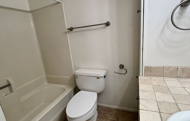 1 bed, 1 bath, 640 sqft, $950, Unit 146