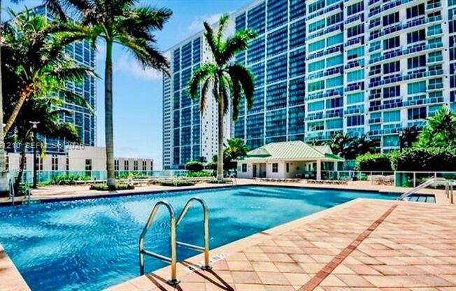 1 bed, 1 bath, 981 sqft, $3,350, Unit 41 SE 5th St # 2305