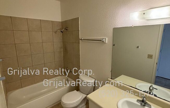 2 beds, 1 bath, 715 sqft, $925, Unit B