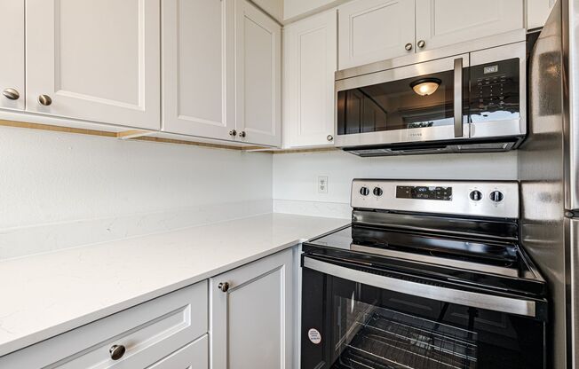 2 beds, 1 bath, 843 sqft, $1,299, Unit 036