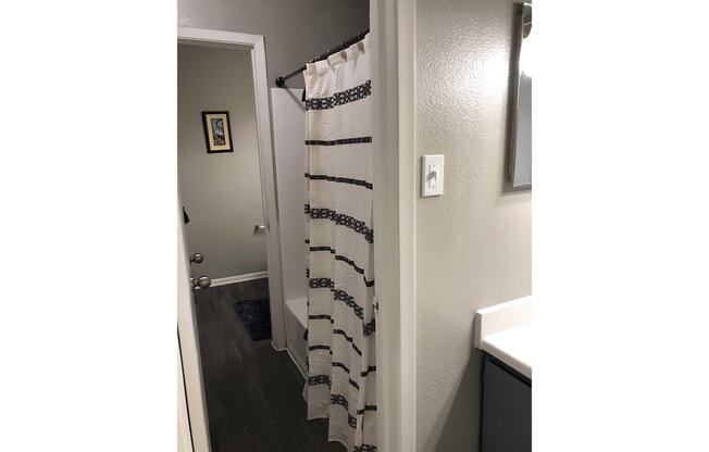 2 beds, 1.5 baths, 811 sqft, $1,090