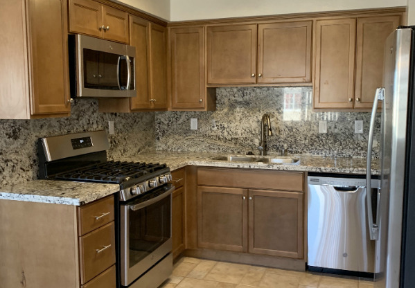 1539 W 207 ST