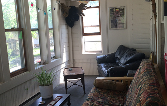 2 beds, 1 bath, $1,300