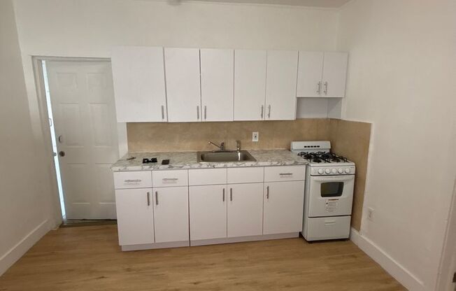 1 bed, 1 bath, 700 sqft, $1,700, Unit 2R