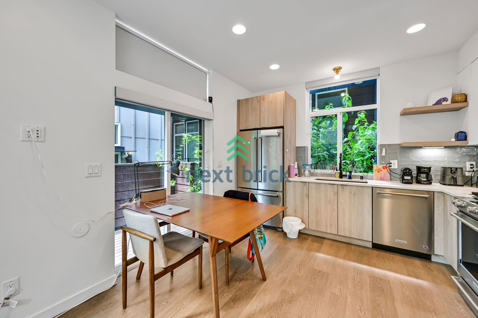 2 BEDS & 2 BATH TOWNHOUSE FOR RENT