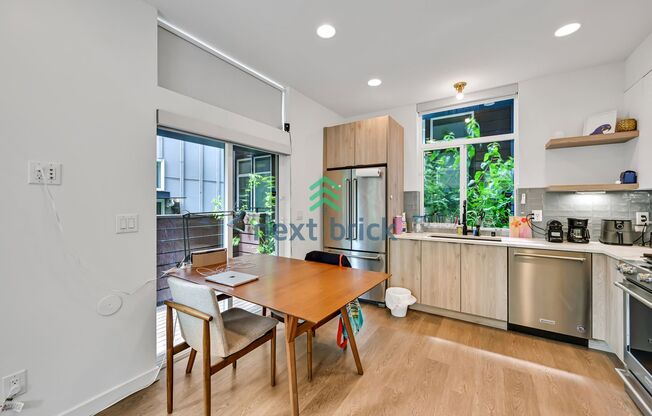 2 BEDS & 2 BATH TOWNHOUSE FOR RENT
