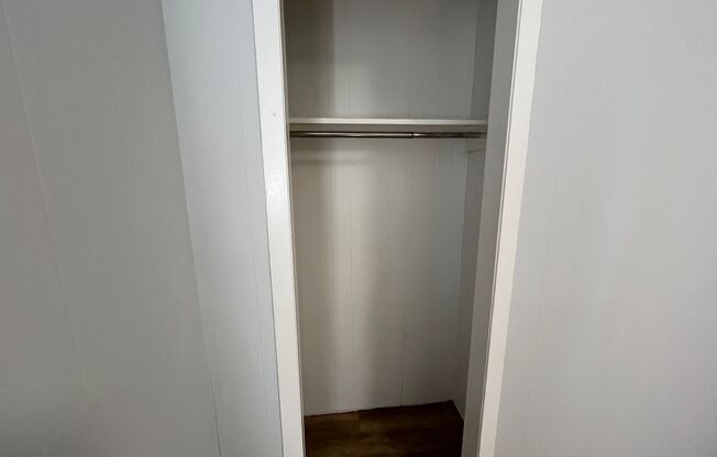 3 beds, 1 bath, 900 sqft, $999, Unit 413