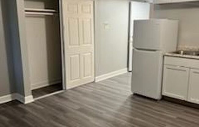 Studio, 1 bath, 350 sqft, $1,050, Unit Unit B2
