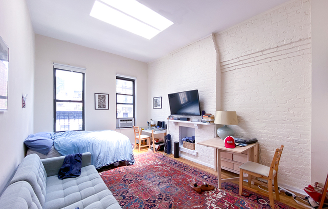 238 W 20 ST