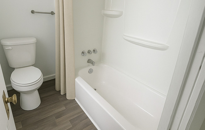 Huge 5 bedroom by UC, $640 pp/$3200 per month