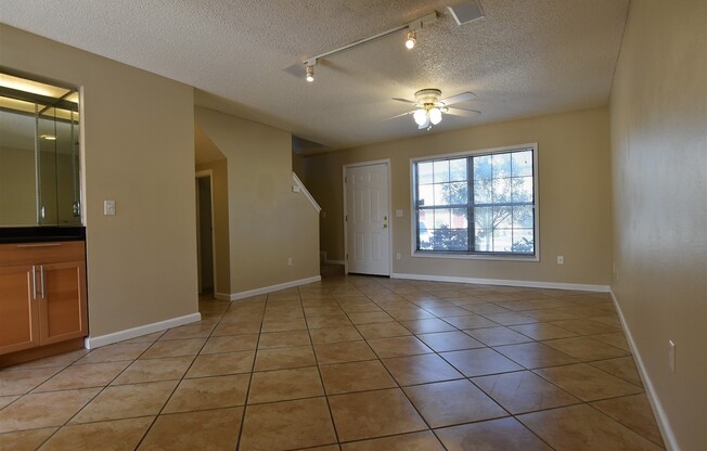 2br 2.5ba UPDATED home in Hidden Oaks, Winter Park!!! Kitchen UPDATED, Tile Floor downstairs, Community pool.