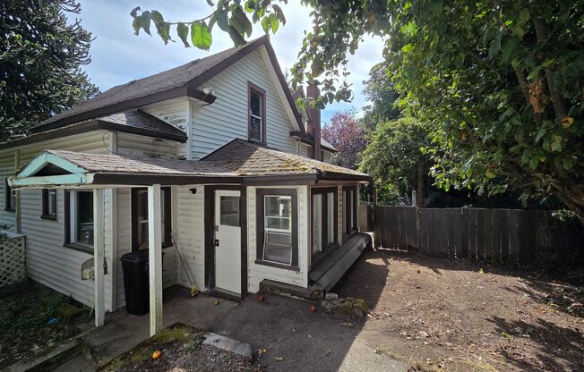 Huge Bremerton 4 Bedroom, Double Bonus Rooms, Builts Ins & More. Right Next to PSNS!
