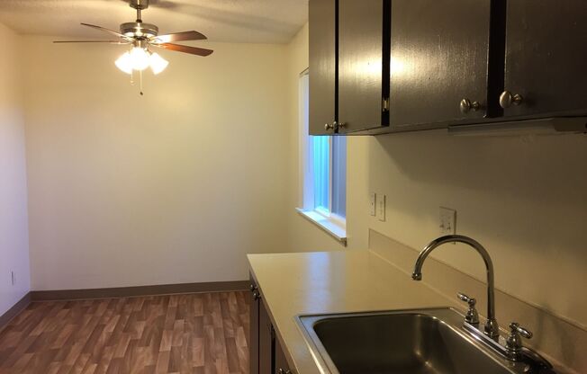 2 beds, 1 bath, 980 sqft, $1,200, Unit 19