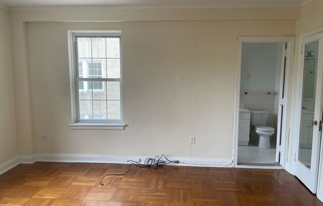 1 bed, 1 bath, 768 sqft, $1,400, Unit Royal York 810