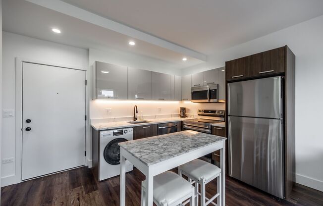 2 beds, 1 bath, $3,000, Unit 1555 - 404