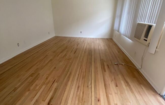 2 beds, 1 bath, 702 sqft, $2,350, Unit B15