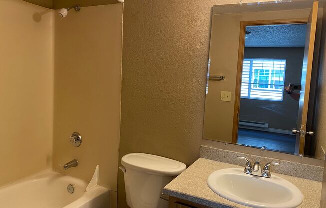 3 beds, 2 baths, 643 sqft, $2,000, Unit A206