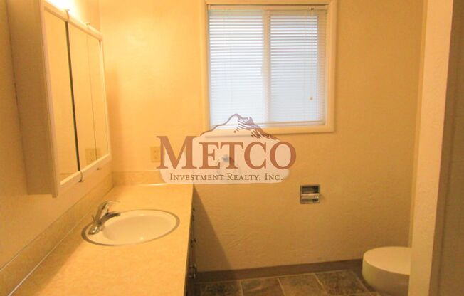 2 beds, 1 bath, 924 sqft, $1,495, Unit 740