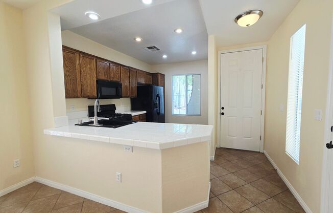 CHARMING 2 BED/ 2 BATH HOME WITH LOFT LOCATED IN LAMPLIGHT GARDENS!