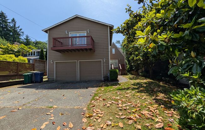Charming Kirkland Bungalow with Lake Views!