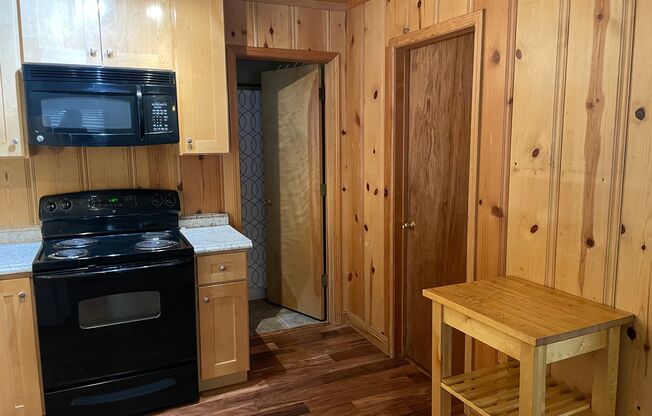 Upgraded and Cozy Al Tahoe Cabin - long term rental