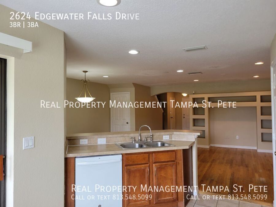 2624 EDGEWATER FLS DR