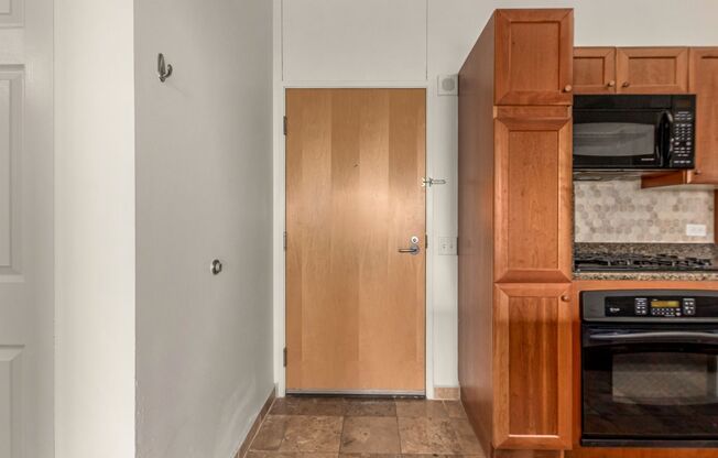 2 beds, 2 baths, $2,100, Unit # 523