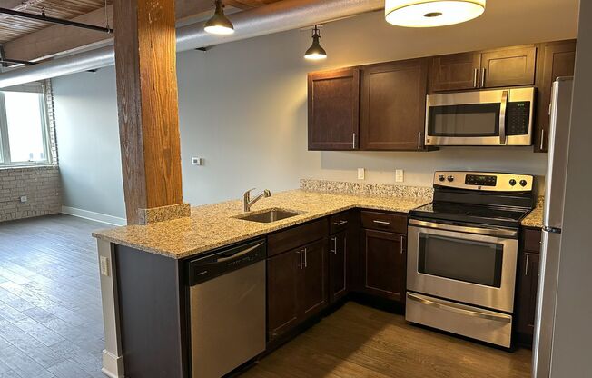 2 beds, 1 bath, 880 sqft, $2,075, Unit 422