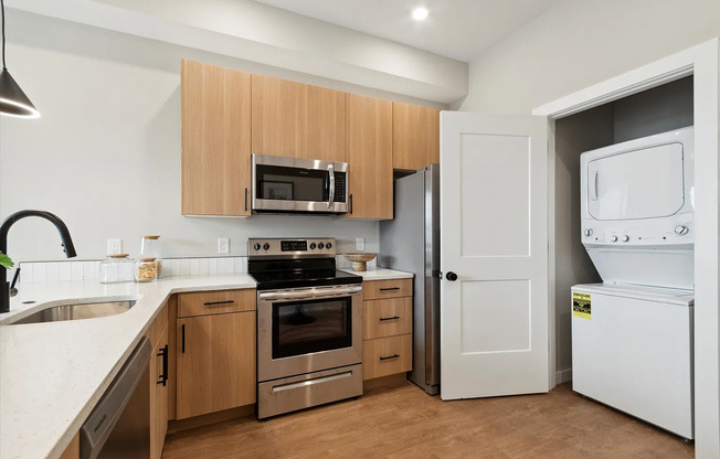 2 beds, 2 baths, 895 sqft, $2,150, Unit Unit 404