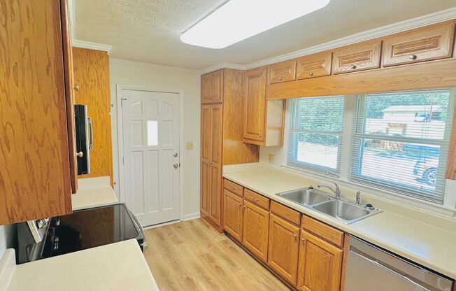 Cozy 3 Bed, 1.5 Bath Ranch Home Available Now in Dacula!