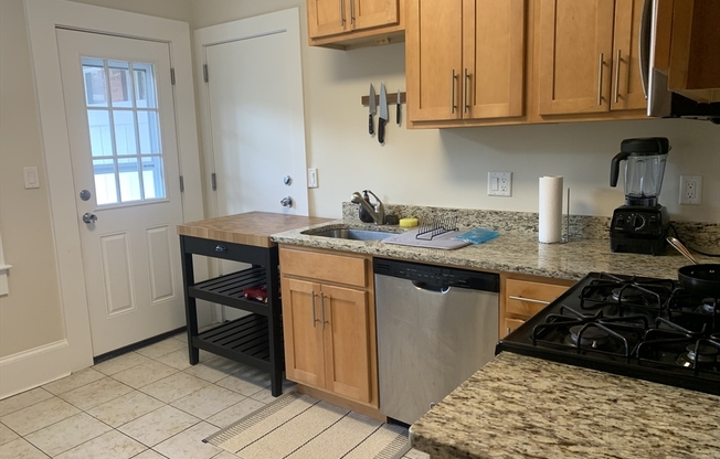 2 beds, 1 bath, 1,076 sqft, $3,700, Unit 5