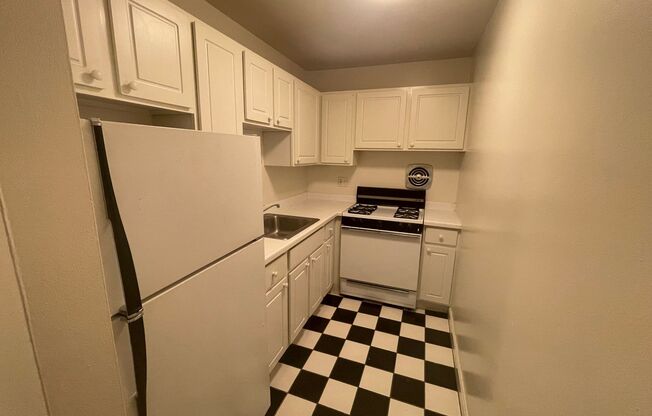 2 beds, 1 bath, $1,425, Unit 107