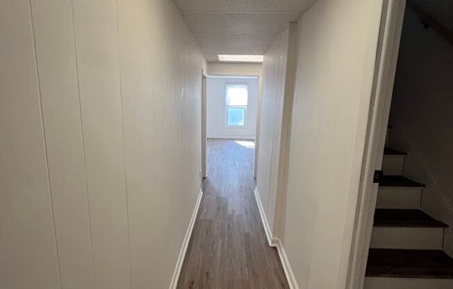 2 beds, 1 bath, $1,200, Unit 107