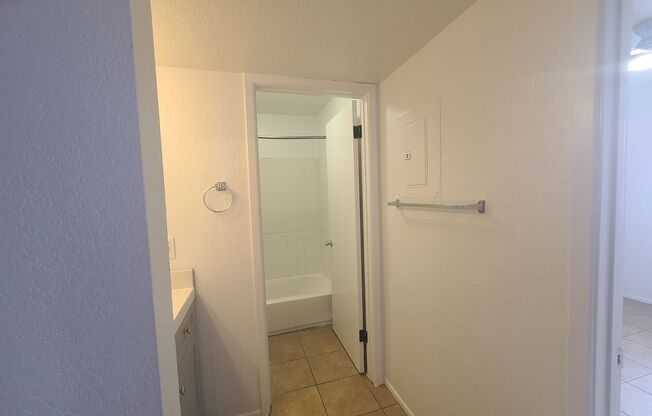 2 beds, 1 bath, 800 sqft, $1,095, Unit 240