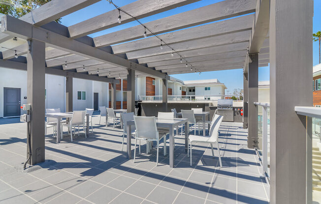 Garden Courtyard With Grills And Fireplace at Bixby Hill Apartments, Long Beach, CA