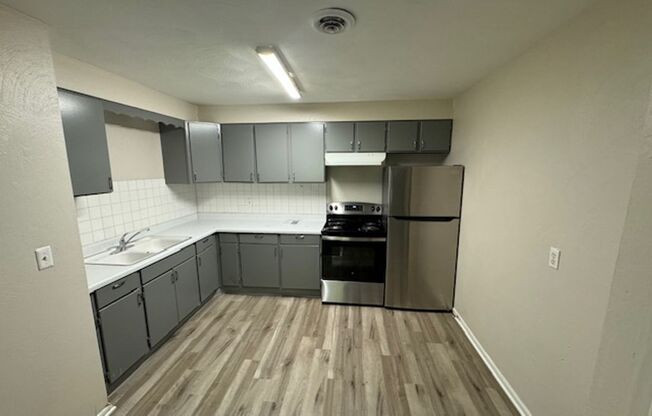 2 beds, 1 bath, 800 sqft, $850, Unit Unit #12